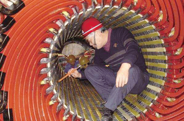 西安泰富西瑪電機(jī)吳高治、劉長安、張衛(wèi)華榮獲西安市勞動模范榮譽(yù)稱號。